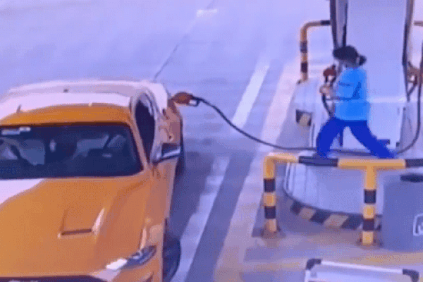 Siêu xe Ferrari bỏ chạy khi đang đổ xăng khiến nữ nhân viên bị vòi xăng kéo ngã