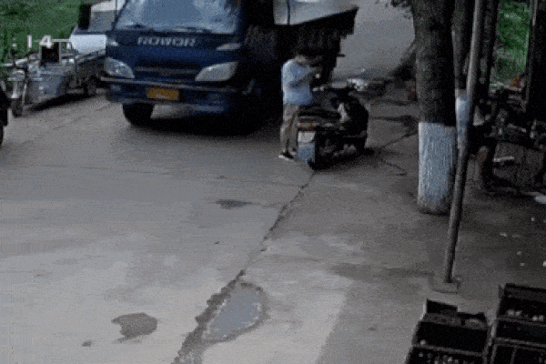 Mải đứng bấm điện thoại ở ven đường, người phụ nữ bất ngờ bị cánh cửa thùng xe tải 'hạ gục'