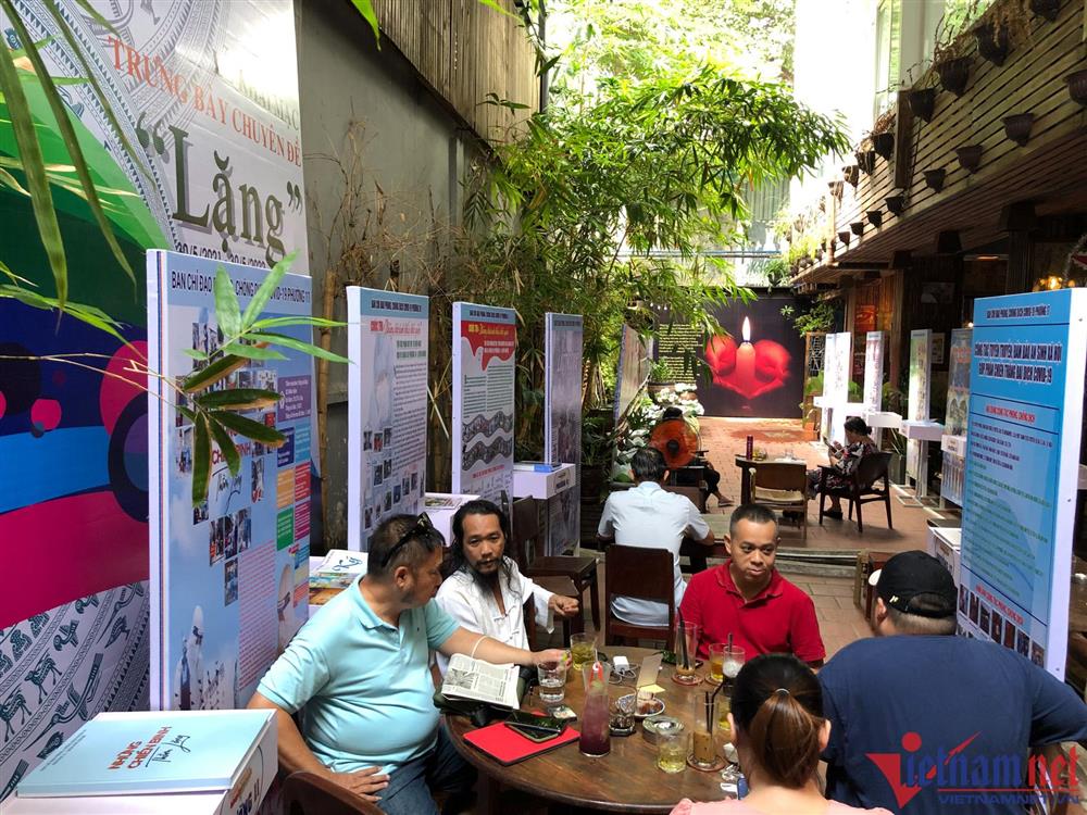 Quán cà phê ở TP.HCM trưng bày hàng nghìn hiện vật thời Covid-19-1