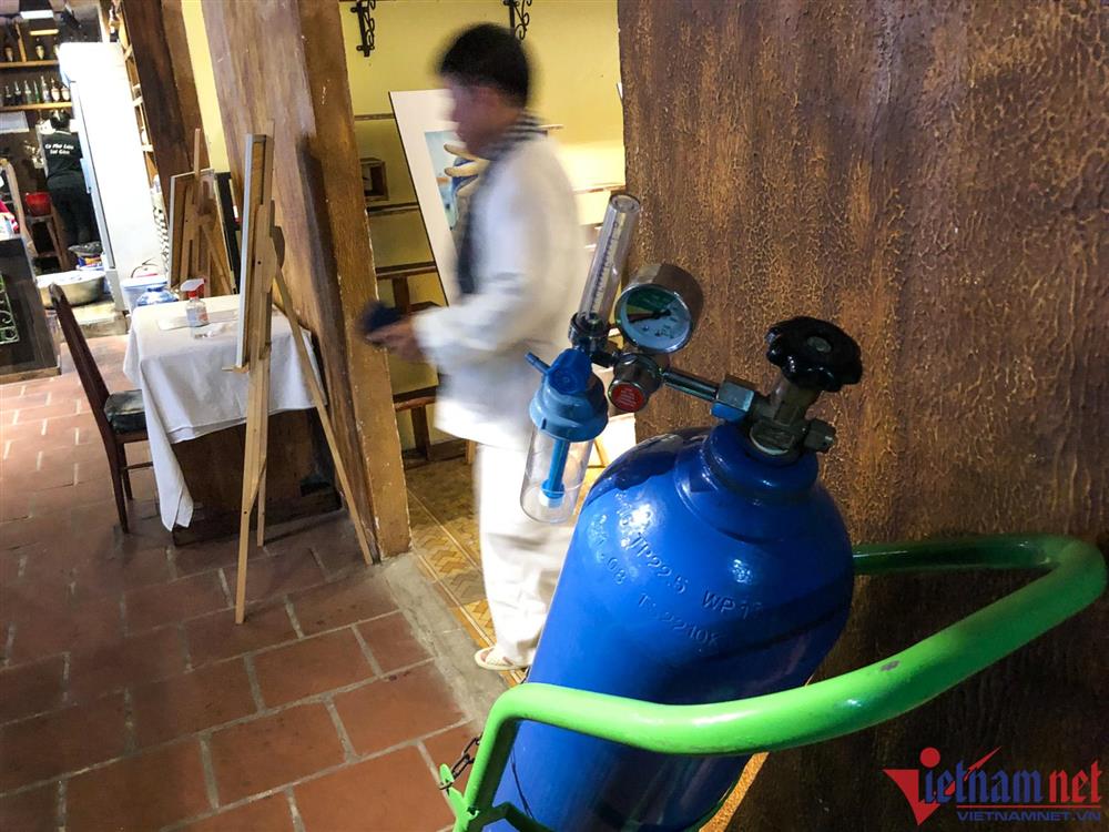 Quán cà phê ở TP.HCM trưng bày hàng nghìn hiện vật thời Covid-19-10