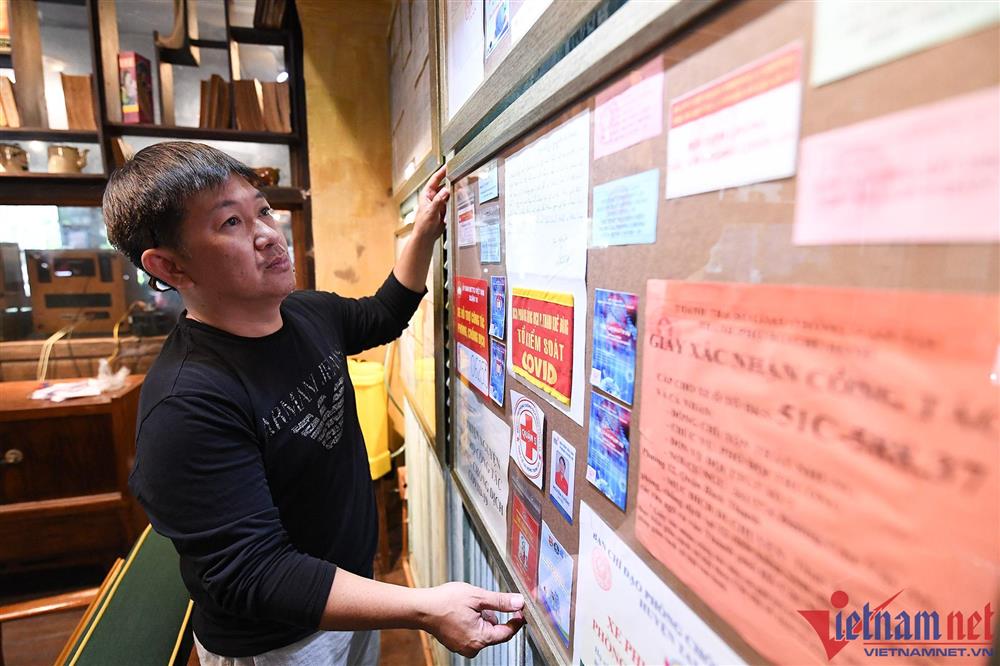 Quán cà phê ở TP.HCM trưng bày hàng nghìn hiện vật thời Covid-19-2