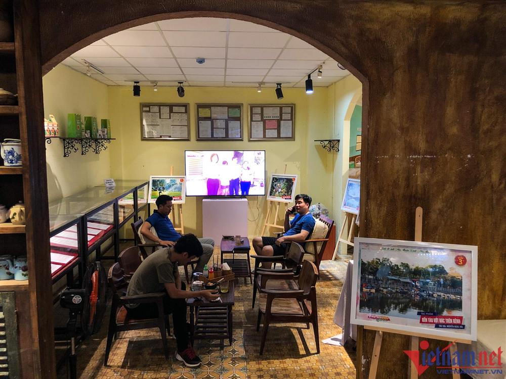 Quán cà phê ở TP.HCM trưng bày hàng nghìn hiện vật thời Covid-19-11