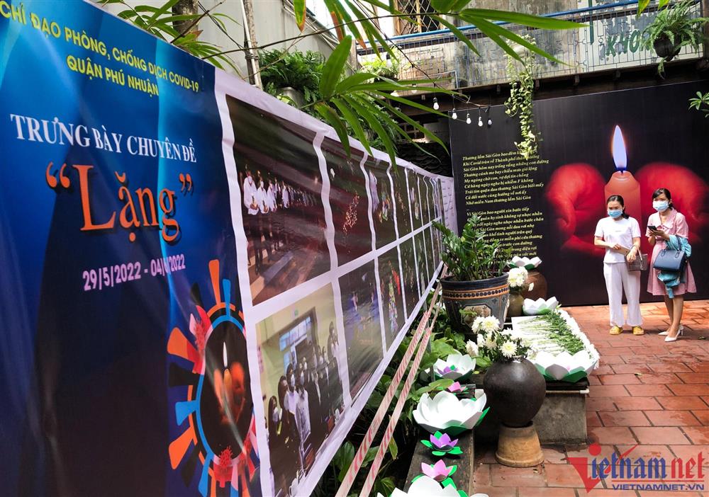 Quán cà phê ở TP.HCM trưng bày hàng nghìn hiện vật thời Covid-19-12