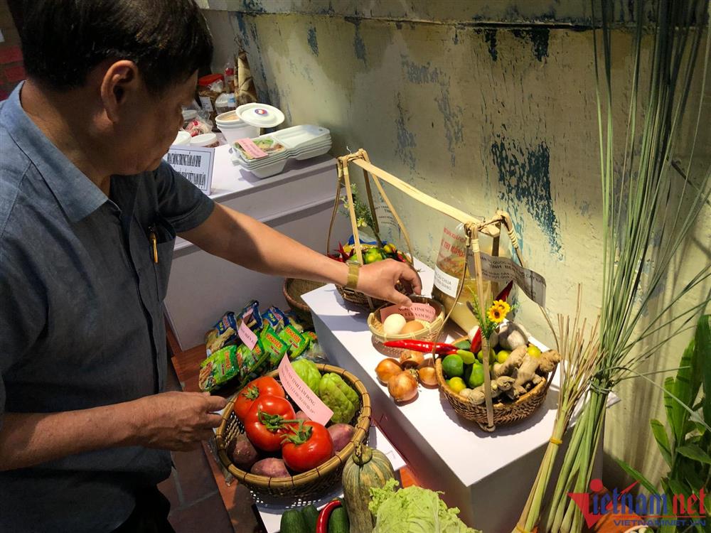 Quán cà phê ở TP.HCM trưng bày hàng nghìn hiện vật thời Covid-19-16