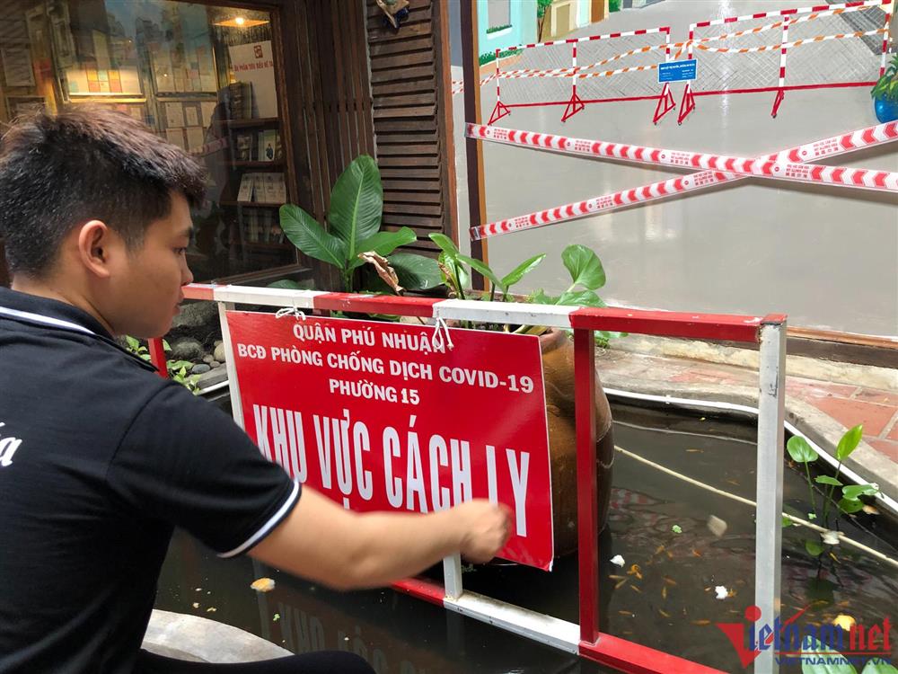 Quán cà phê ở TP.HCM trưng bày hàng nghìn hiện vật thời Covid-19-18