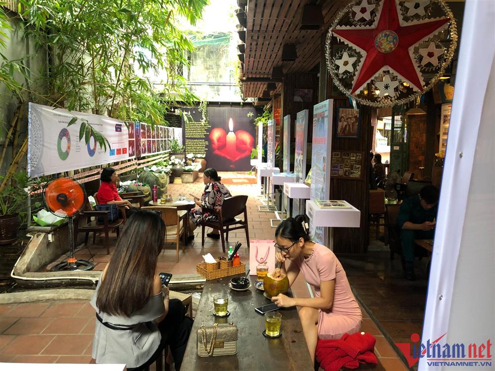 Quán cà phê ở TP.HCM trưng bày hàng nghìn hiện vật thời Covid-19-21