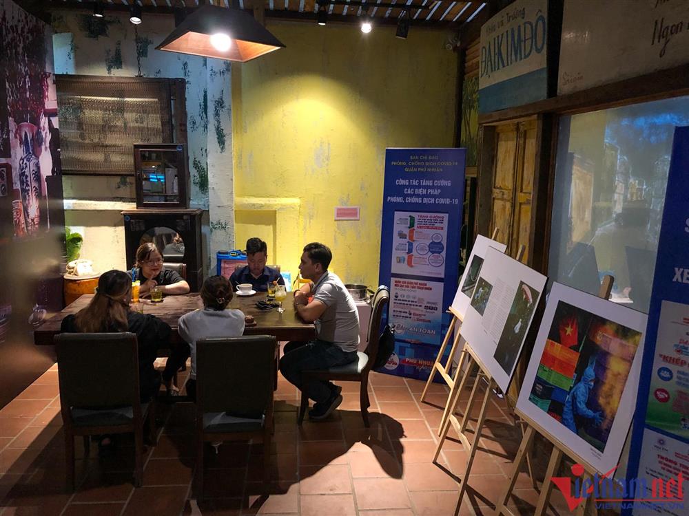 Quán cà phê ở TP.HCM trưng bày hàng nghìn hiện vật thời Covid-19-22