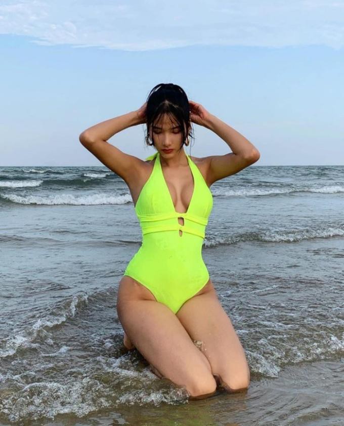 Dàn Hoa - Á hậu mê mẩn bikini màu xanh lá: Tiểu Vy, Hoàng Thùy khoe trọn vóc dáng nóng bỏng mắt-11