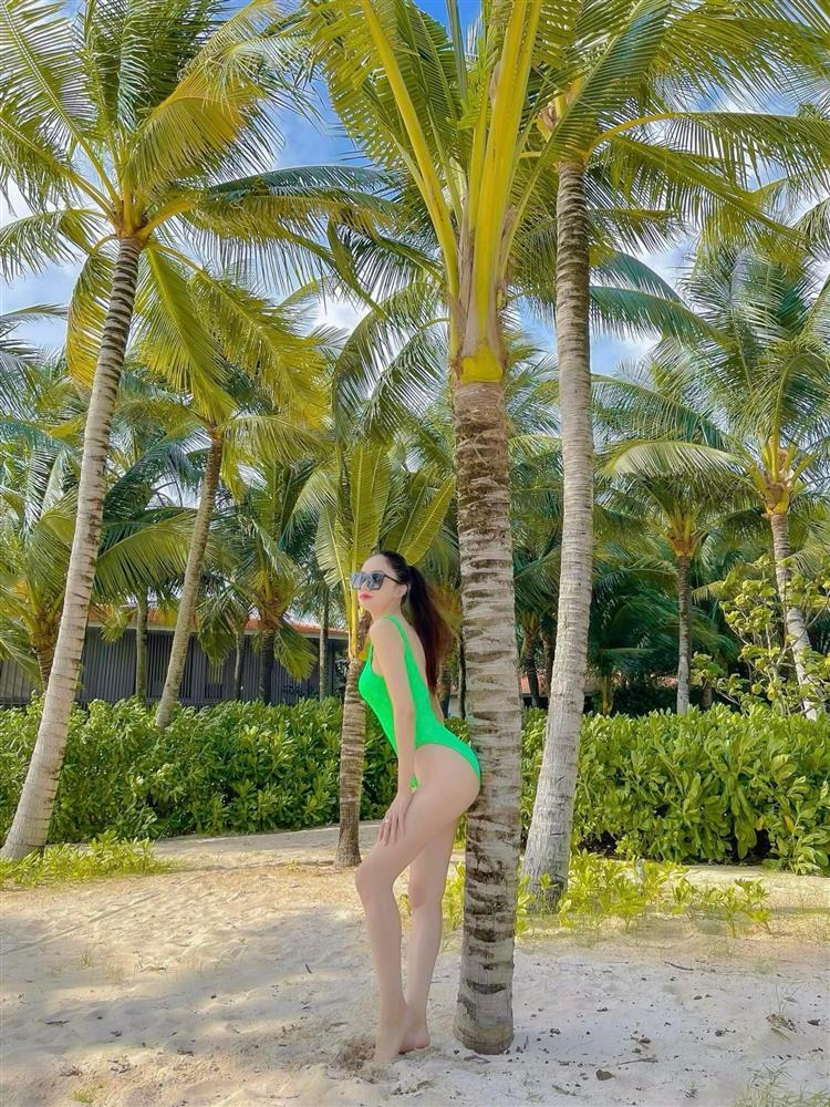 Dàn Hoa - Á hậu mê mẩn bikini màu xanh lá: Tiểu Vy, Hoàng Thùy khoe trọn vóc dáng nóng bỏng mắt-3