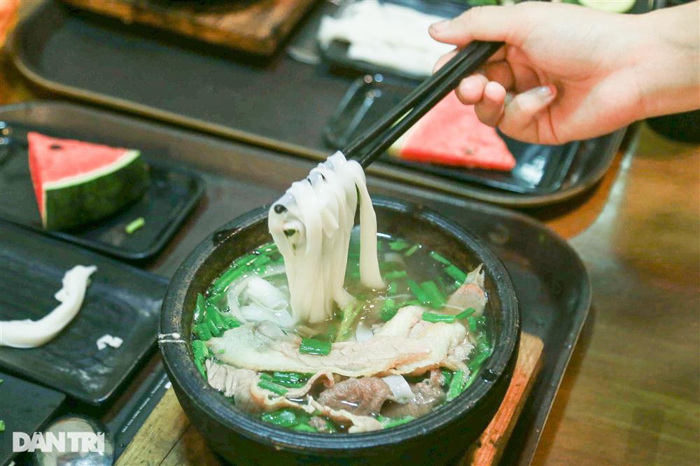 Quán phở Hà Nội đun bát đá 300 độ C, khách tự nấu tự ăn, ngày hết 400 bát-1