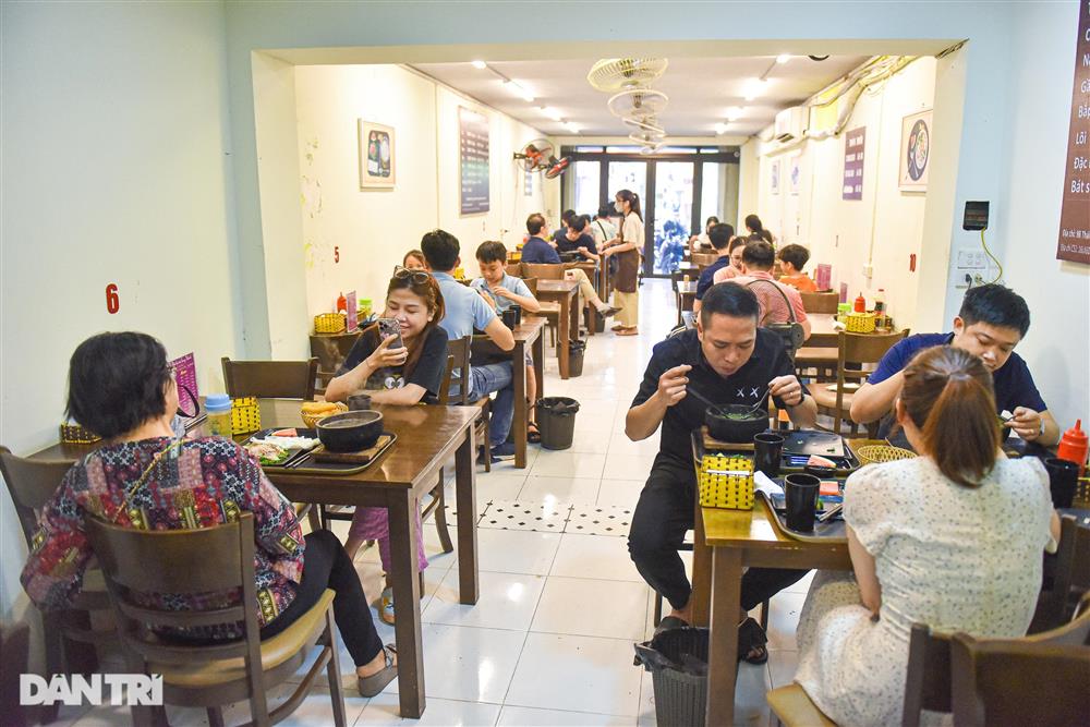 Quán phở Hà Nội đun bát đá 300 độ C, khách tự nấu tự ăn, ngày hết 400 bát-2