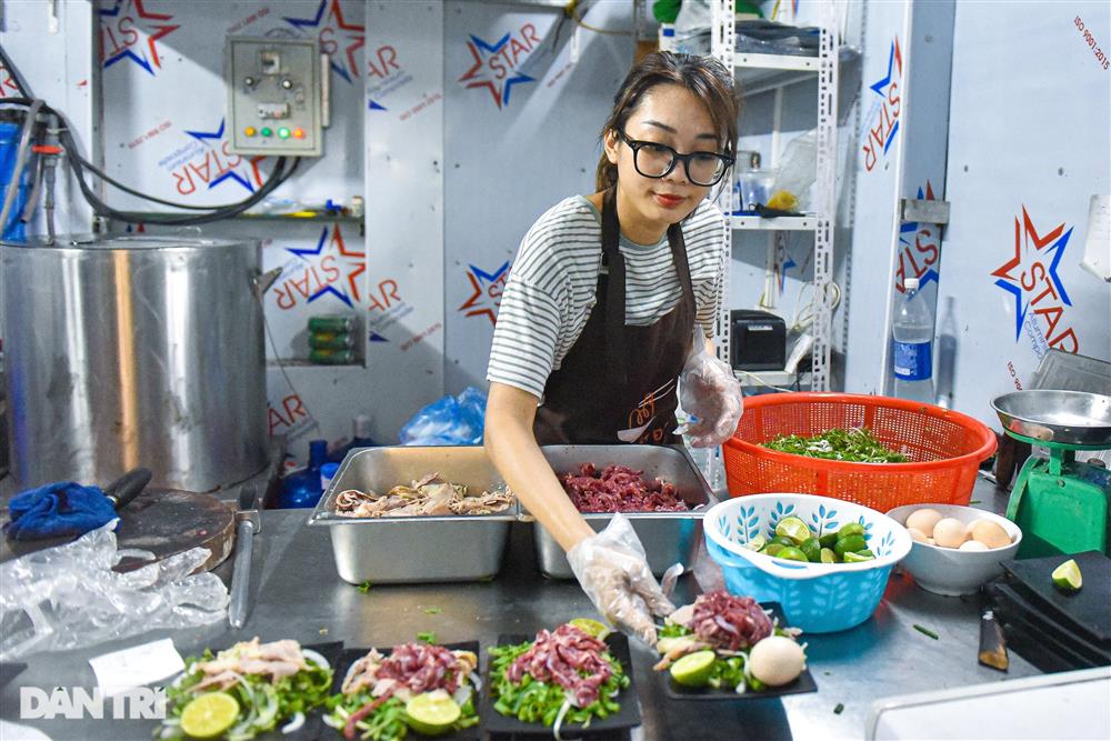 Quán phở Hà Nội đun bát đá 300 độ C, khách tự nấu tự ăn, ngày hết 400 bát-3