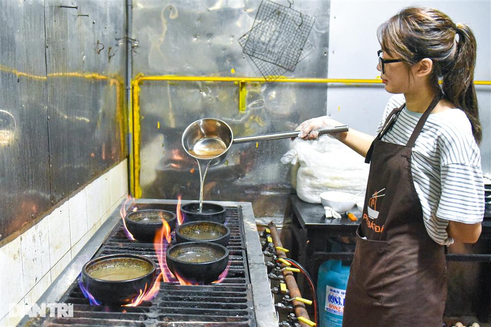 Quán phở Hà Nội đun bát đá 300 độ C, khách tự nấu tự ăn, ngày hết 400 bát-4