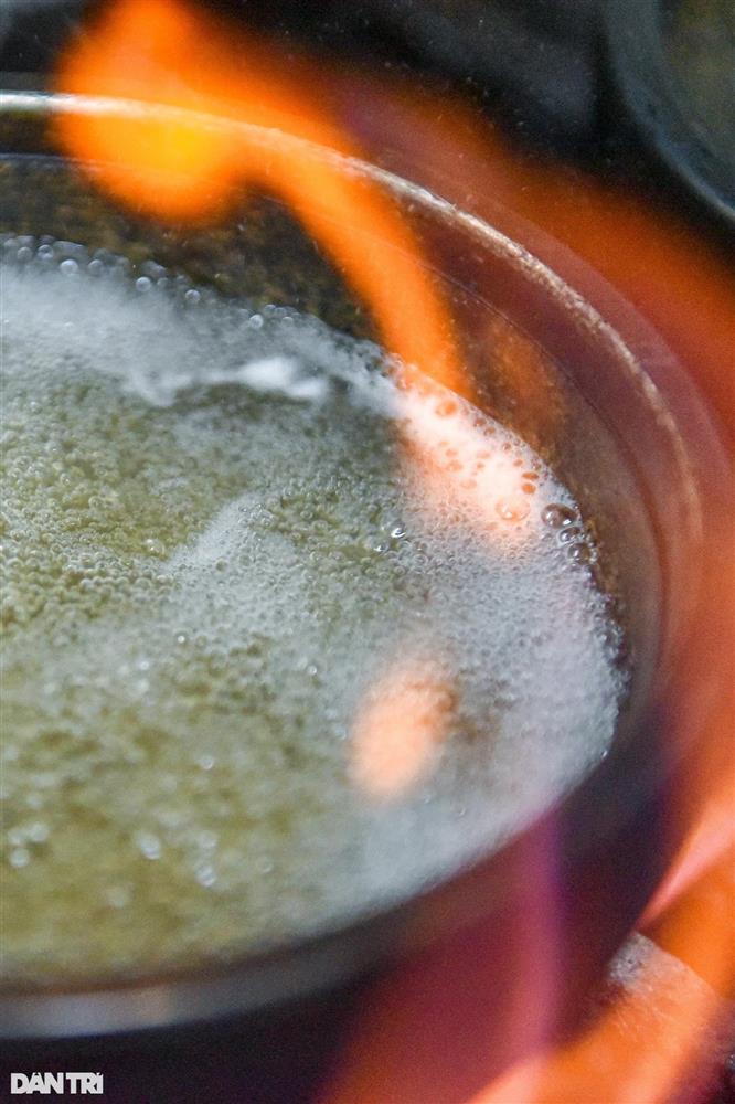 Quán phở Hà Nội đun bát đá 300 độ C, khách tự nấu tự ăn, ngày hết 400 bát-5