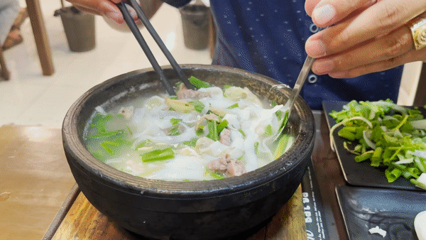 Quán phở Hà Nội đun bát đá 300 độ C, khách tự nấu tự ăn, ngày hết 400 bát-13