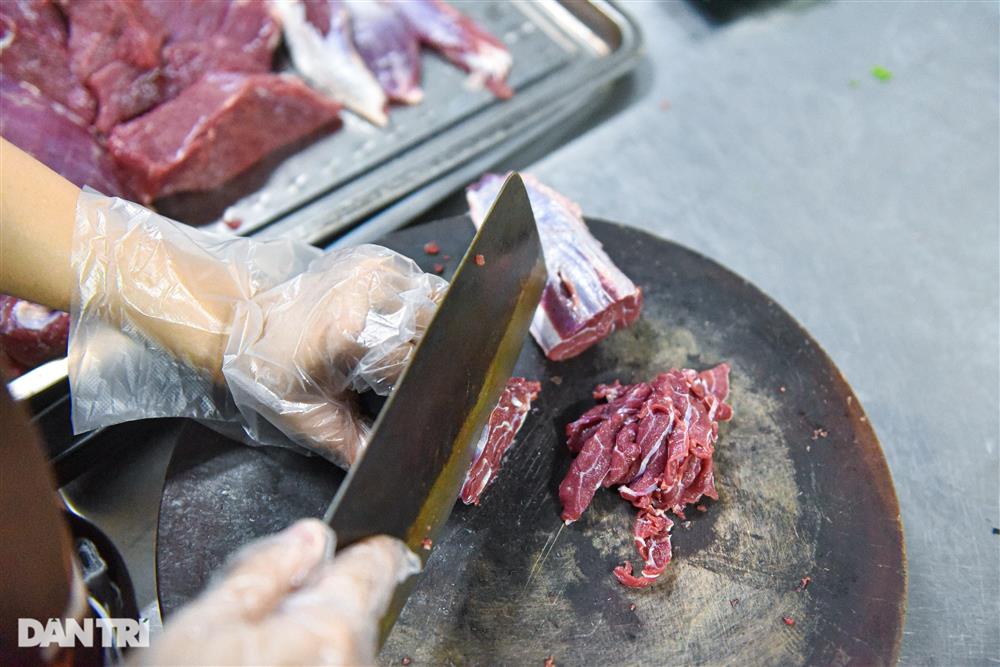 Quán phở Hà Nội đun bát đá 300 độ C, khách tự nấu tự ăn, ngày hết 400 bát-10