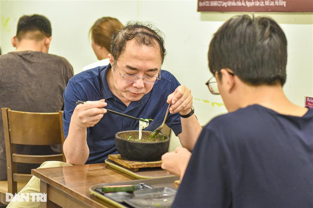 Quán phở Hà Nội đun bát đá 300 độ C, khách tự nấu tự ăn, ngày hết 400 bát-11
