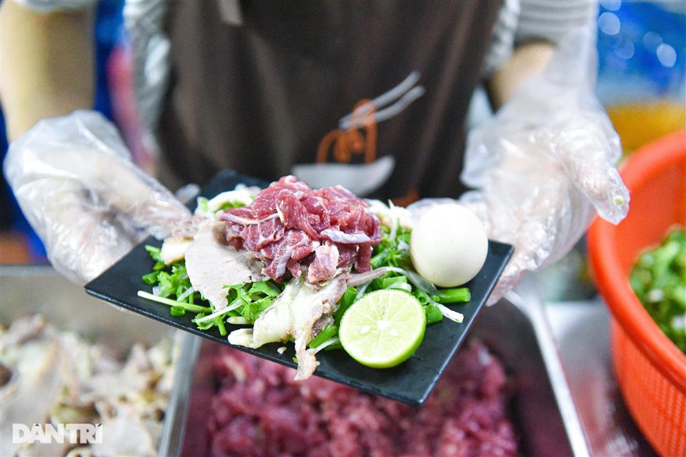 Quán phở Hà Nội đun bát đá 300 độ C, khách tự nấu tự ăn, ngày hết 400 bát-12