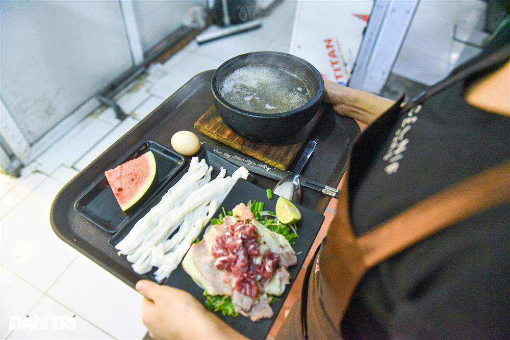 Quán phở Hà Nội đun bát đá 300 độ C, khách tự nấu tự ăn, ngày hết 400 bát-14