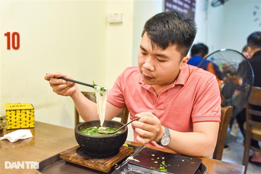 Quán phở Hà Nội đun bát đá 300 độ C, khách tự nấu tự ăn, ngày hết 400 bát-15