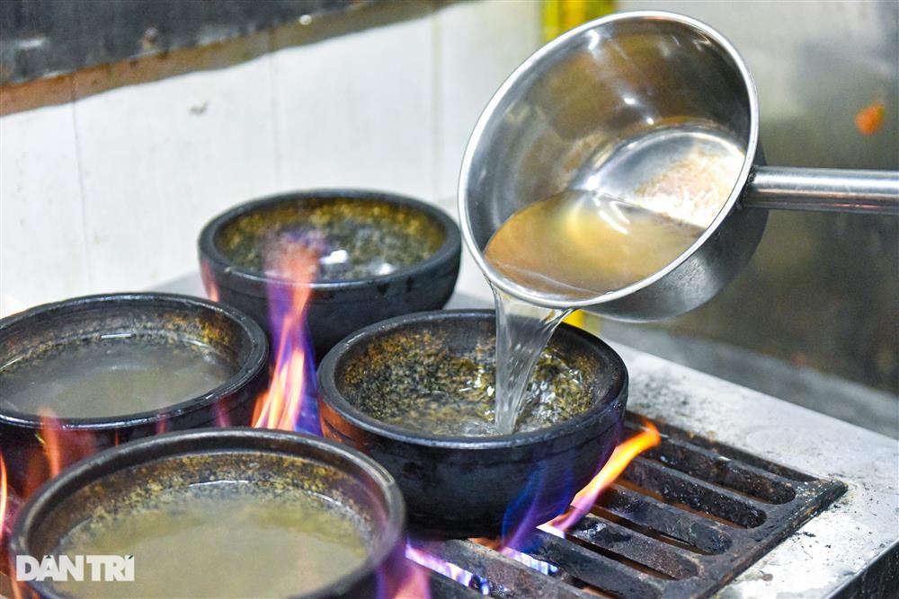 Quán phở Hà Nội đun bát đá 300 độ C, khách tự nấu tự ăn, ngày hết 400 bát-6