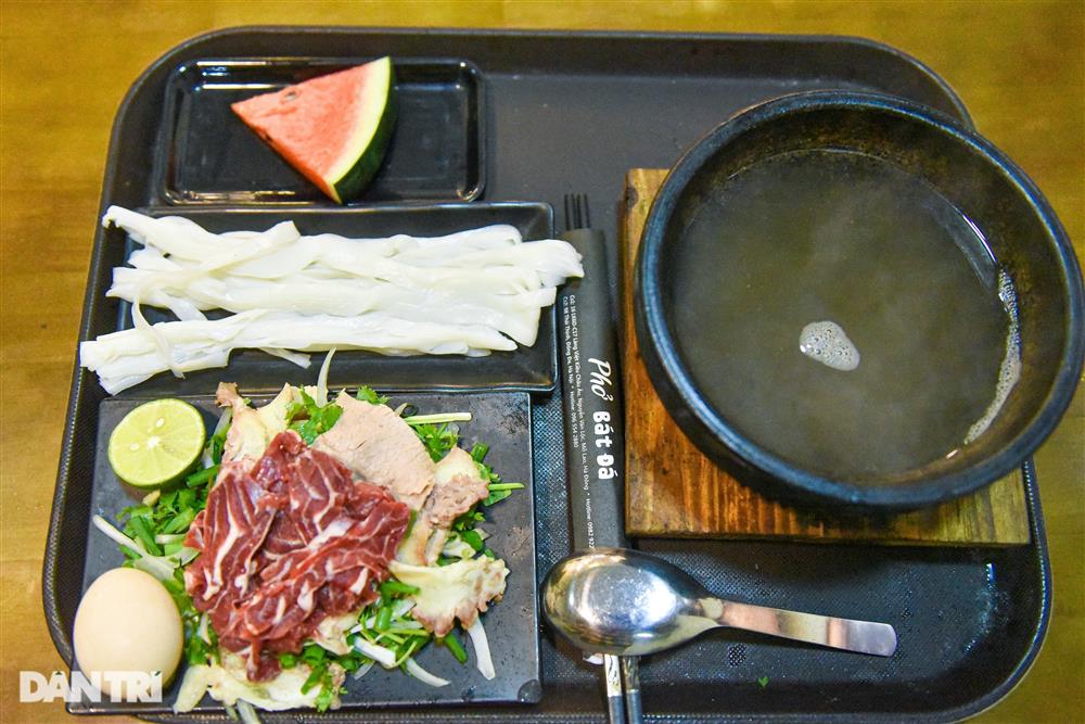 Quán phở Hà Nội đun bát đá 300 độ C, khách tự nấu tự ăn, ngày hết 400 bát-7