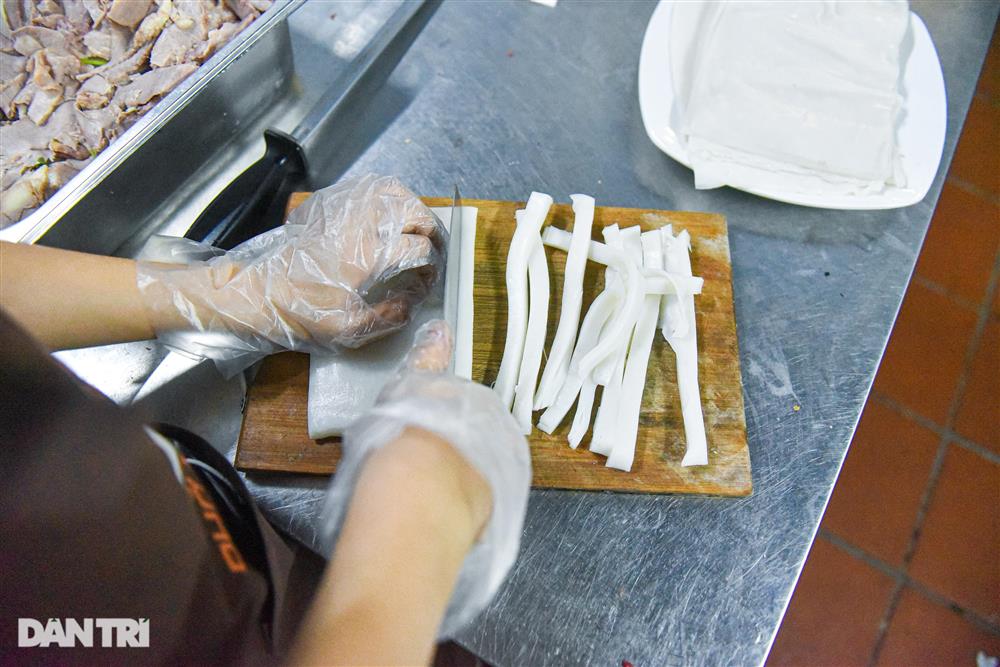 Quán phở Hà Nội đun bát đá 300 độ C, khách tự nấu tự ăn, ngày hết 400 bát-8