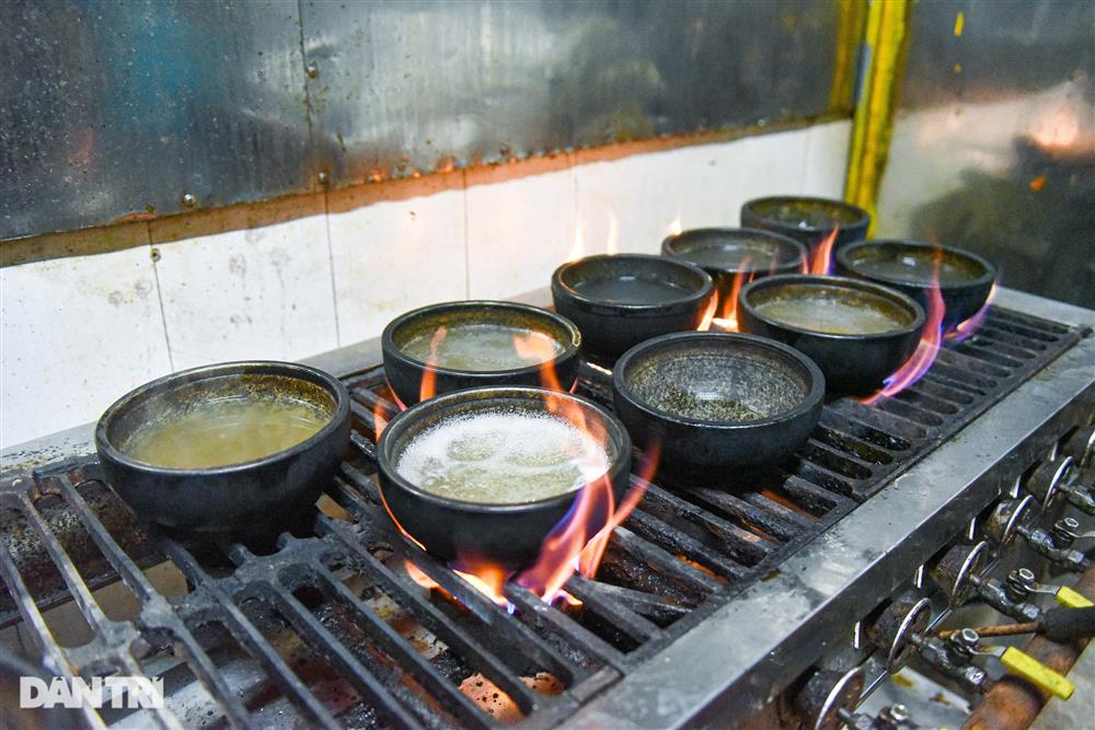 Quán phở Hà Nội đun bát đá 300 độ C, khách tự nấu tự ăn, ngày hết 400 bát-9