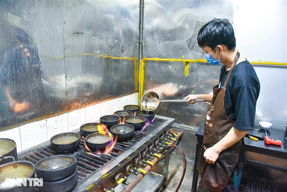 Quán phở Hà Nội đun bát đá 300 độ C, khách tự nấu tự ăn, ngày hết 400 bát-16