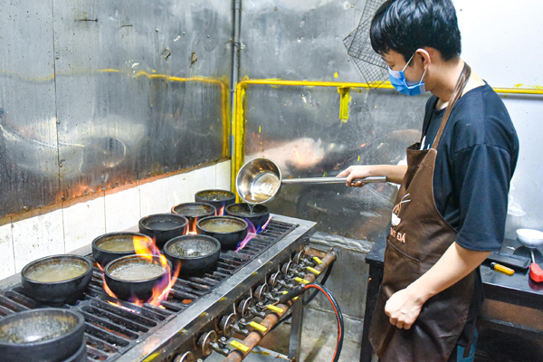 Quán mì chờ kỳ công 10 tiếng, bán vèo 500 bát mỗi tối ở Hải Phòng-13