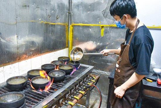 Quán phở Hà Nội đun bát đá 300 độ C, khách