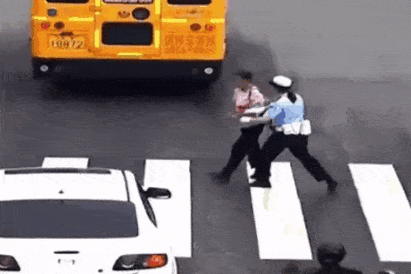 Clip: Bị ngăn cản sang đường, người phụ nữ tát cảnh sát bay mũ