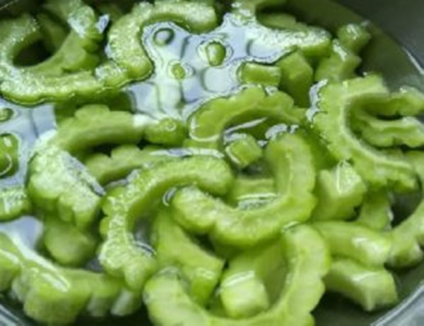 Mướp đắng rất bổ dưỡng, chỉ bạn cách luộc không bị đắng mà vẫn giòn ngon-1