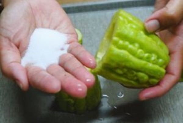 Mướp đắng rất bổ dưỡng, chỉ bạn cách luộc không bị đắng mà vẫn giòn ngon-2