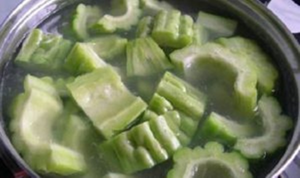 Mướp đắng rất bổ dưỡng, chỉ bạn cách luộc không bị đắng mà vẫn giòn ngon-3