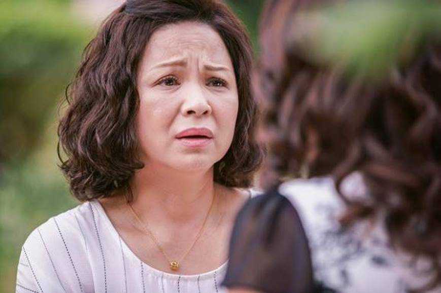 Chì chiết con dâu suốt 3 năm cưới chưa có con, lật tấm chăn lên mẹ chồng òa khóc-1