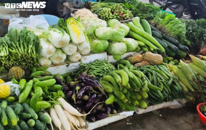 Bà nội trợ phát hoảng vì rau xanh bỗng đội giá gấp đôi-1