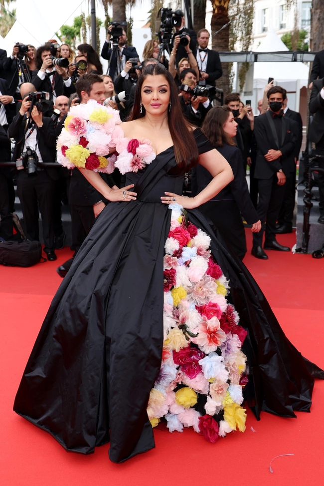 Nhất và Bét trên thảm đỏ Cannes 2022: Hoa hậu đẹp nhất thế giới lại mặc xấu nhất mới tài!-13