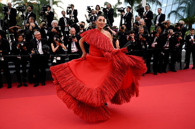 Nhất và Bét trên thảm đỏ Cannes 2022: Hoa hậu đẹp nhất thế giới lại mặc xấu nhất mới tài!-17