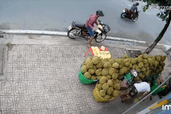Người đàn ông bất ngờ cướp...2 hộp sầu riêng khiến dân mạng bức xúc