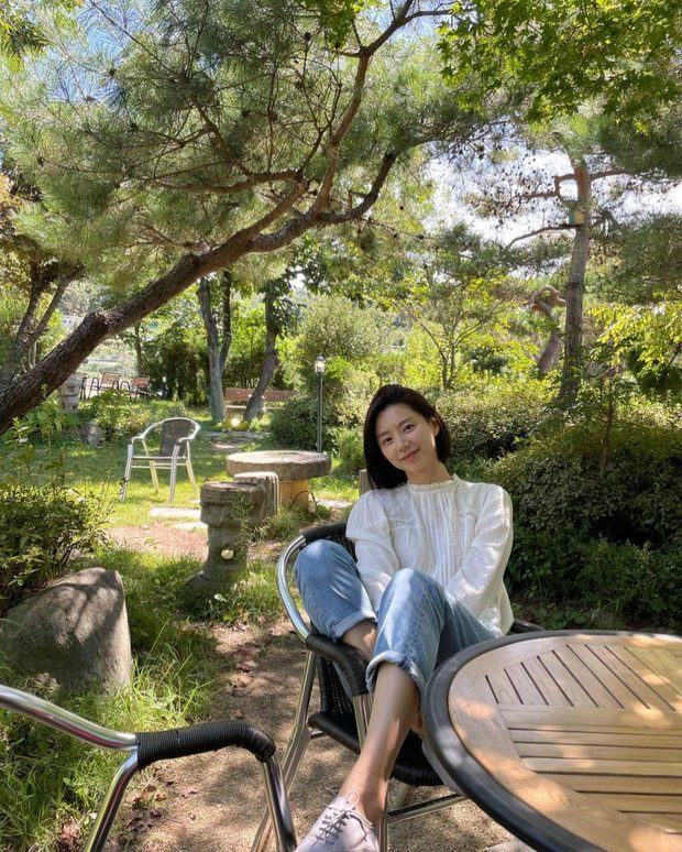 Scandal tồi tệ trong cuộc đời khiến Bae Yong Joon trở thành ông hoàng thất thế, suốt nhiều năm trời phải ở ẩn bên cạnh cô vợ-6