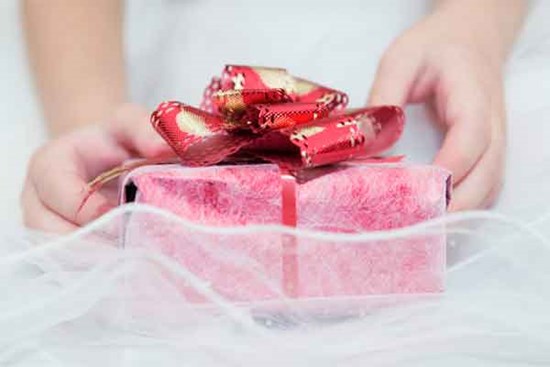 Ngày tôi cưới, cô bạn thân tặng món quà làm cả hội trường nhốn nháo