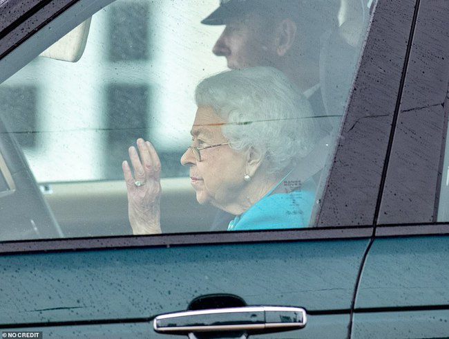 Nữ hoàng Anh lộ diện trước đại lễ Bạch Kim, không khí nhộn nhịp khắp nơi còn vợ chồng Meghan nhận tin đáng buồn-1