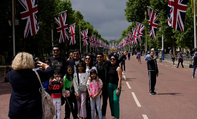 Nữ hoàng Anh lộ diện trước đại lễ Bạch Kim, không khí nhộn nhịp khắp nơi còn vợ chồng Meghan nhận tin đáng buồn-2