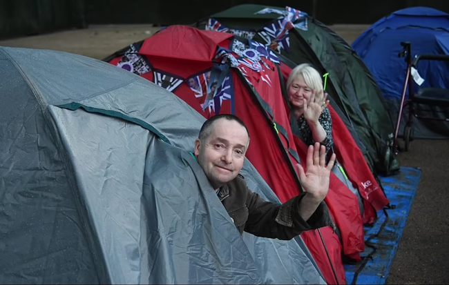 Nữ hoàng Anh lộ diện trước đại lễ Bạch Kim, không khí nhộn nhịp khắp nơi còn vợ chồng Meghan nhận tin đáng buồn-3