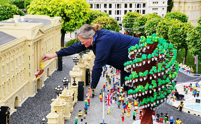 Nữ hoàng Anh lộ diện trước đại lễ Bạch Kim, không khí nhộn nhịp khắp nơi còn vợ chồng Meghan nhận tin đáng buồn-4