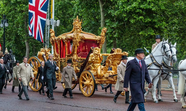 Nữ hoàng Anh lộ diện trước đại lễ Bạch Kim, không khí nhộn nhịp khắp nơi còn vợ chồng Meghan nhận tin đáng buồn-5