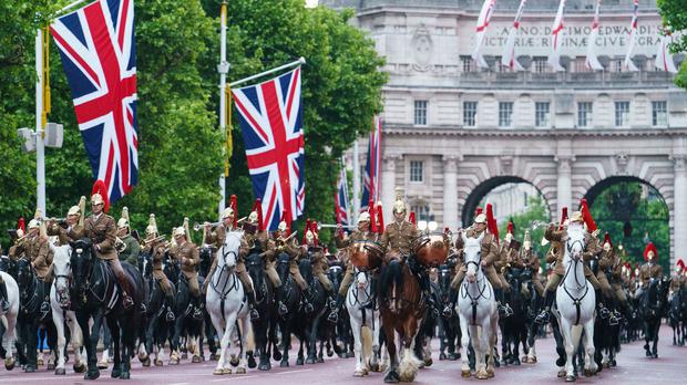 Nữ hoàng Anh lộ diện trước đại lễ Bạch Kim, không khí nhộn nhịp khắp nơi còn vợ chồng Meghan nhận tin đáng buồn-6