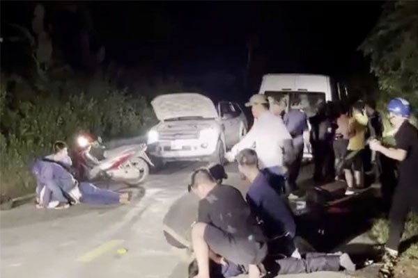 Bị vây bắt, 2 người ôm 15 bánh heroin điên cuồng bắn trả-1