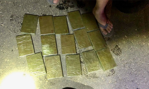 Bị vây bắt, 2 người ôm 15 bánh heroin điên cuồng bắn trả-2
